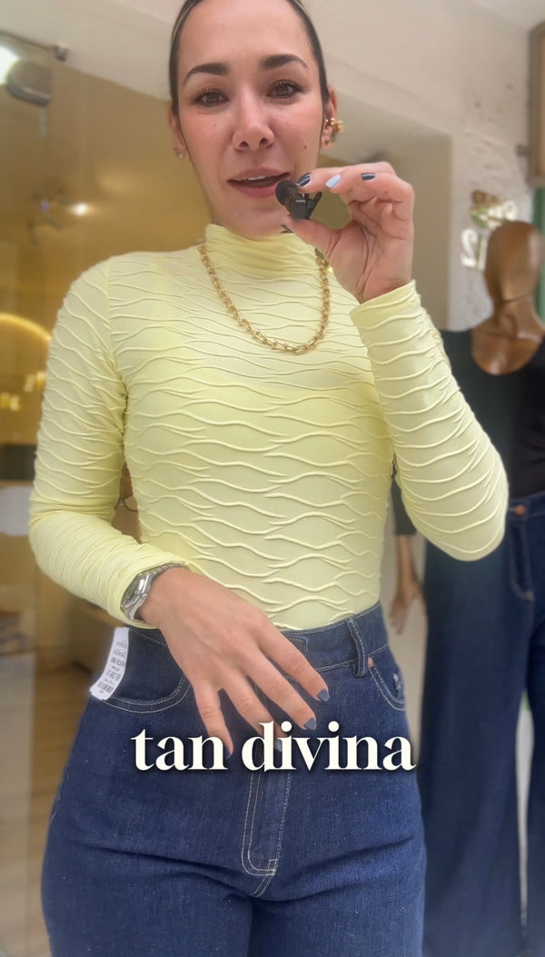 Blusa Texturizado Amarillo cuello tortuga